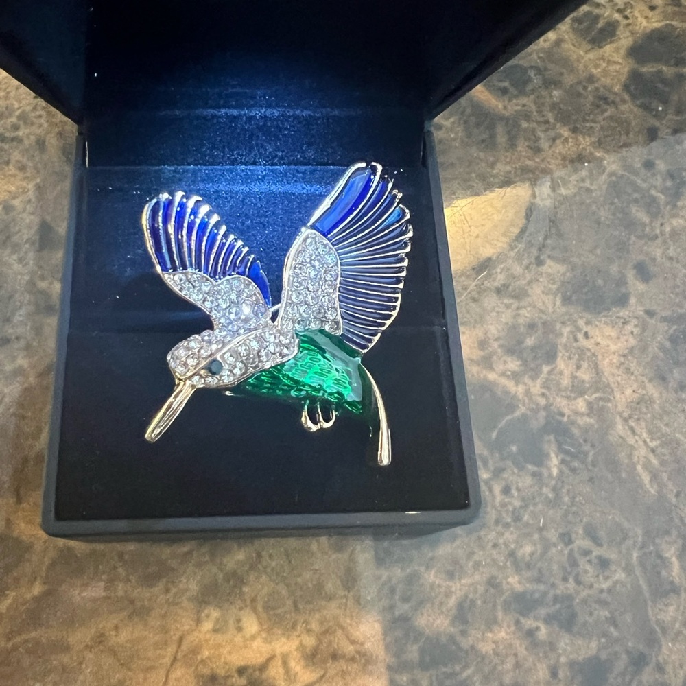 NIB Elegant Hummingbird Brooch with Crystals - Picture 5 of 8
